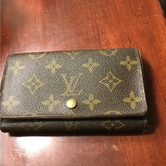 Louis Vuitton Monogram Wallet in Black and Gold - Picture 15 of 16